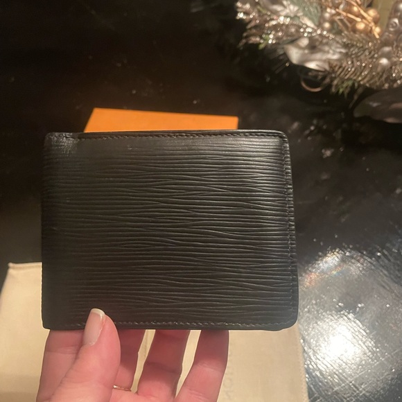 Louis Vuitton tri-fold epi LV circle Black wallet. Gorgeous. - Picture 4 of 9